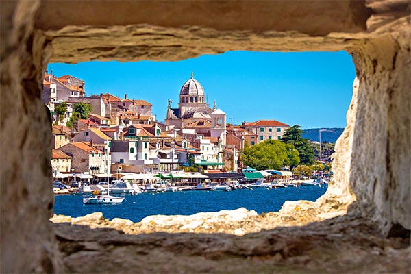 Blick auf den Hafen und die Altstadt von Sibenik Dalmatien, Kroatien