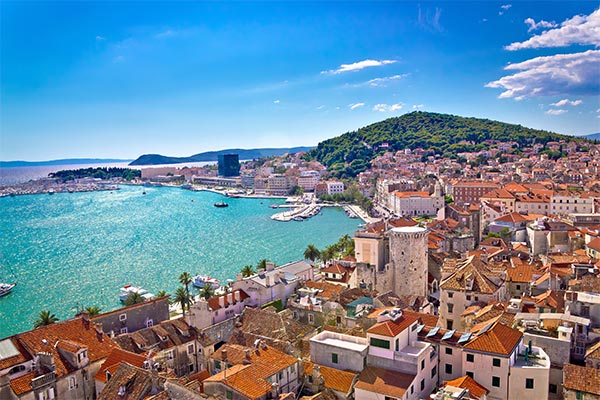 Blick auf den Hafen und die Promenade in Split, Kroatien mit Blick auf den Marjan