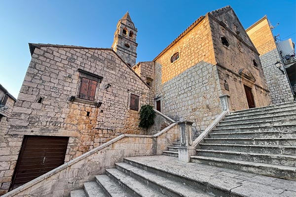 Blick auf den Glockenturm der Kathedrale in der Altstadt von Trogir, Dalmatien