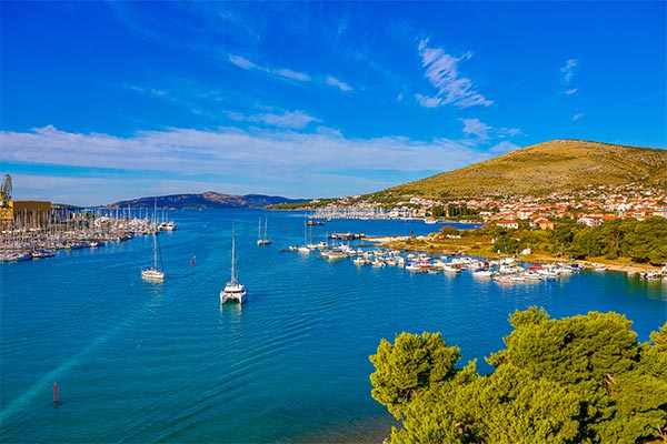 Blick auf die Hafenstadt Trogir in Dalmatien, die ein Geheimtipp für den Kroatien-Urlaub ist