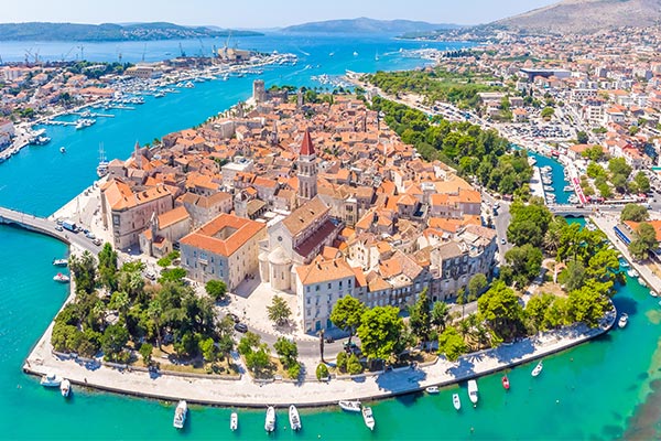 Luftaufnahme der Hafenstadt Trogir in der Region Dalmatien, Kroatien