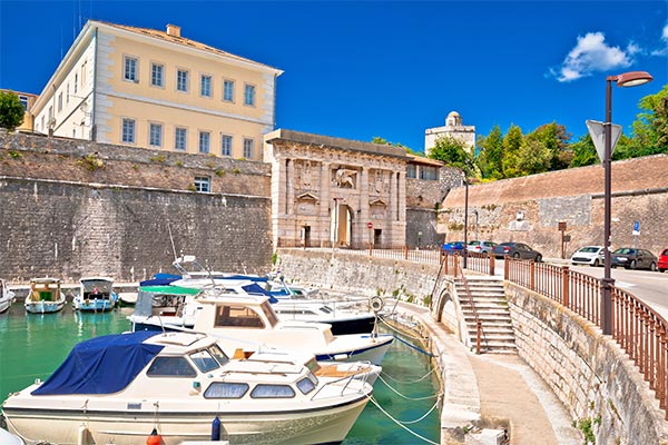 Blick auf das Fosa Stadttor und die Stadtmauer in Zadar