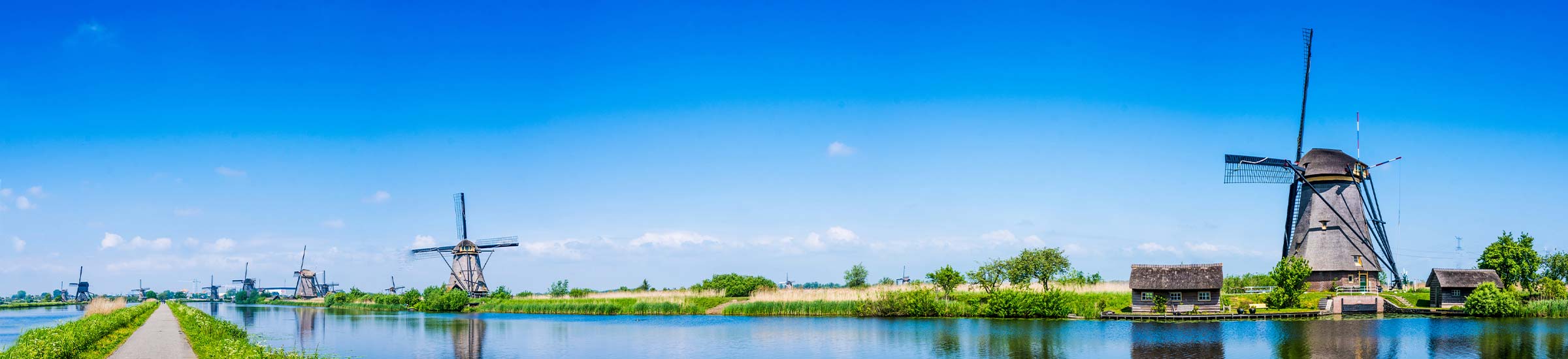 Die Windmühlen von Kinderdijk am Deich