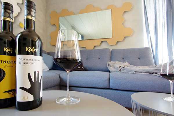 Sofa mit zwei Flaschen Wein in der Ferienwohnung "Wohnen mit Genuss"