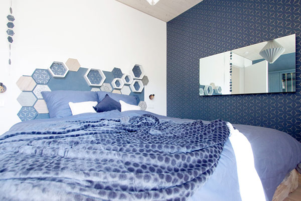 Wasserbett mit blau bezogener Bettdecke in der Ferienwohnung "Wohnen mit Genuss"