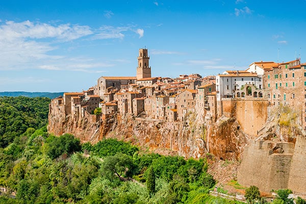 Die Stadt Pitigliano ist auf einem Felsen erbaut und liegt oberhalb eines grünen Tals