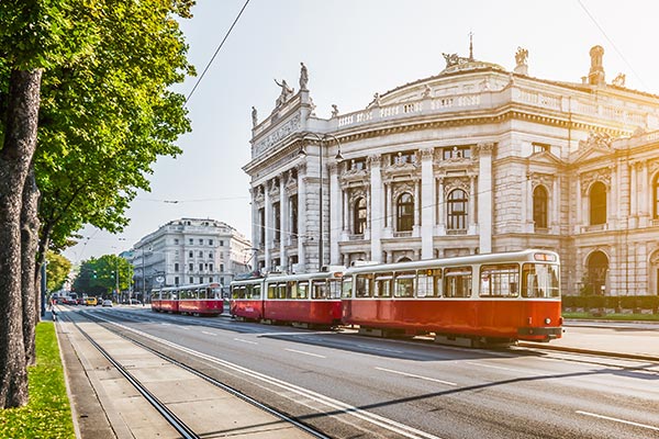Straßenbahn vor historischem Rathaus in Wien