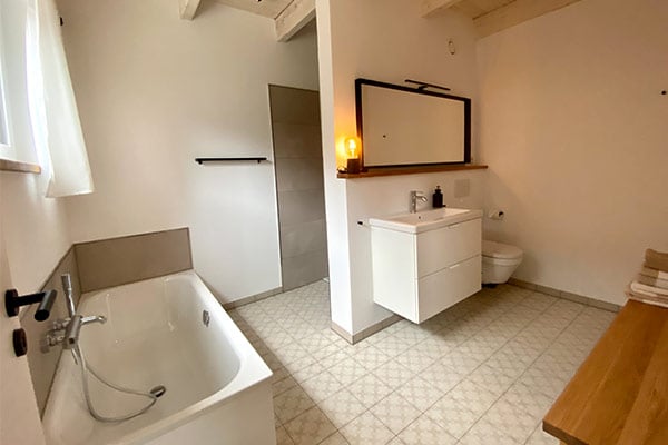 Modernes Badezimmer in beige im Ferienhaus "the forest"