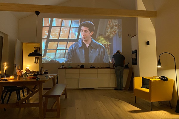 Beamer über der Küchenzeile im Ferienhaus "the forest"