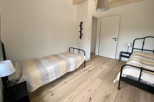 Schlafzimmer mit zwei Einzelbetten im Ferienhaus "the forest"