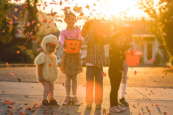 Kinder zeigen ihre Halloween Ausbeute