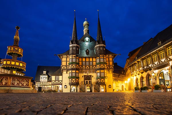 Beleuchtetes Rathaus in Wernigerode im Harz