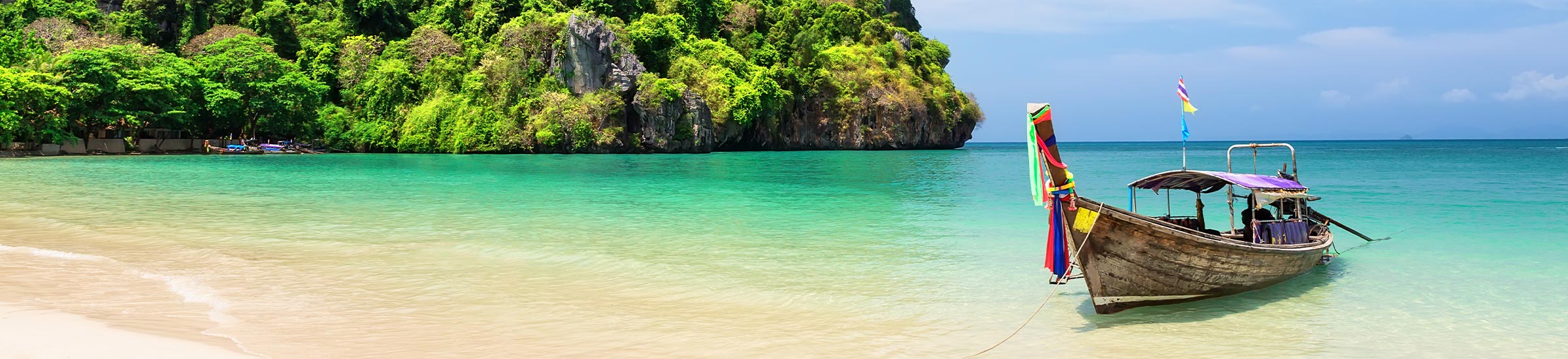 Fischerboot im türkisblauen Meer in Thailand