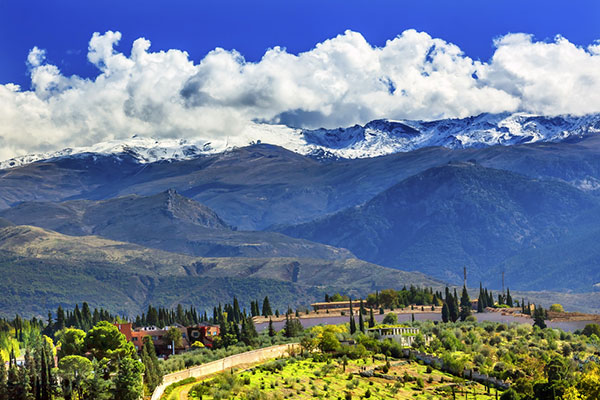 Blick auf die Berge der Sierra Nevada in Andalusien