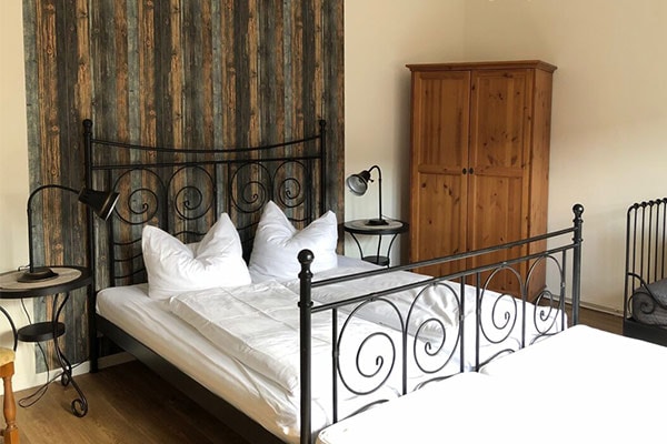 Schlafzimmer in der Ferienwohnung auf dem Müritz-Hof Knust