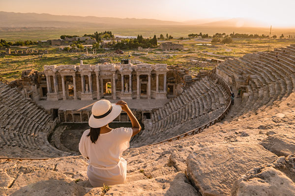 Frau blickt über Hierapolis