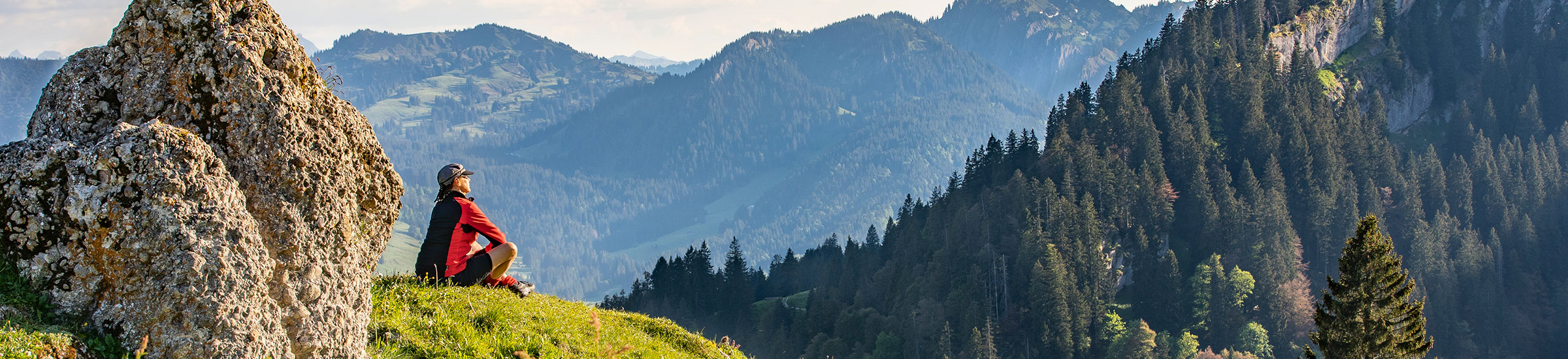 Wanderer mit Blick über die Allgäuer Alpen