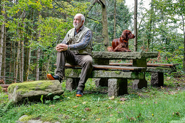 Wanderer mit Hund im Bayerischen Wald