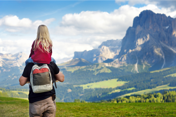 Vater und Tochter bewundern die Berglandschaft in Südtirol