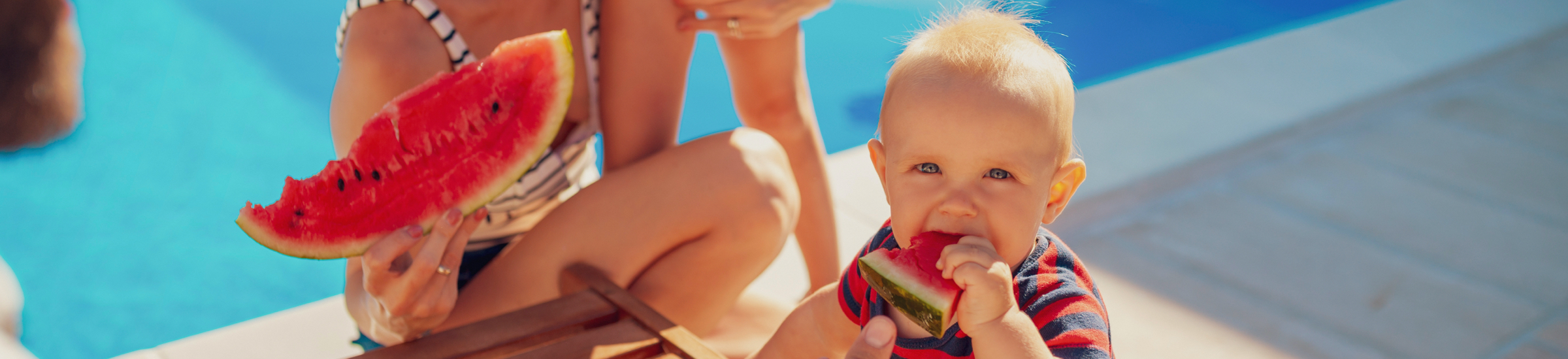 Eltern mit Kindern am Pool