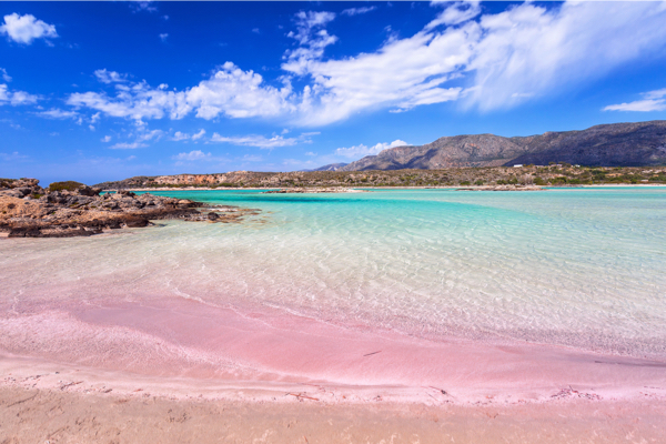 Rosafarbener Sand am Elafonisi Beach auf Kreta