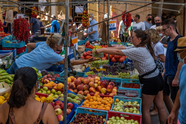 Obststand auf dem Markt von Sineu auf Mallorca