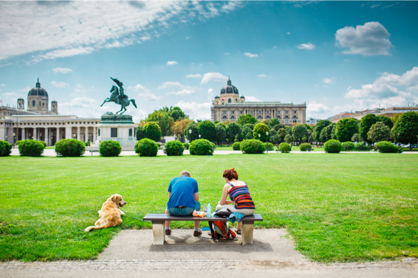 Paar mit Hund im Park in Wien