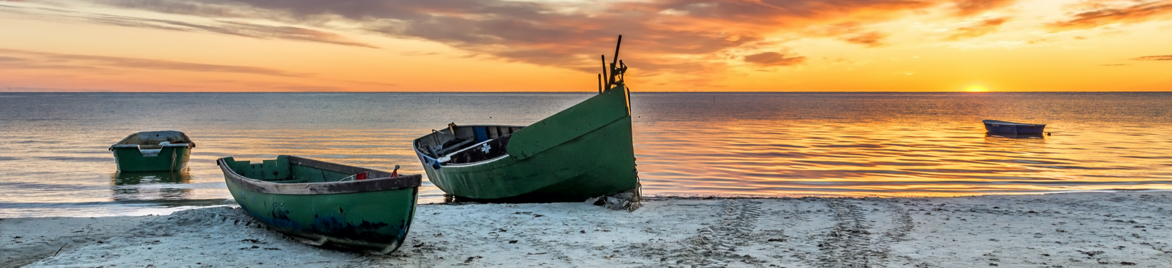 Ostseestrand bei Sonnenuntergang im Herbst