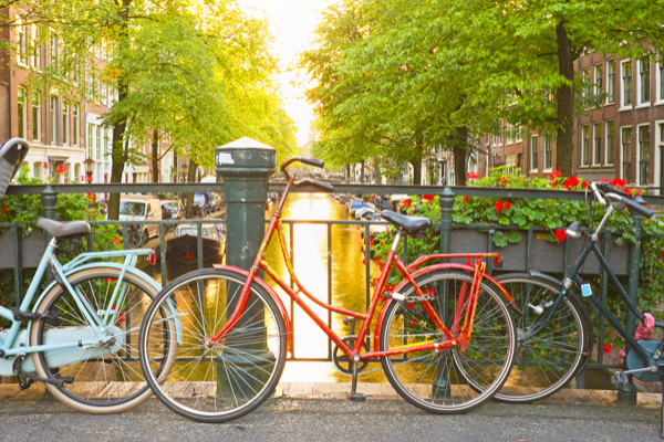 Fahrräder auf einer Brücke in Amsterdam