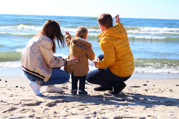 Eltern mit Kind an der Ostsee