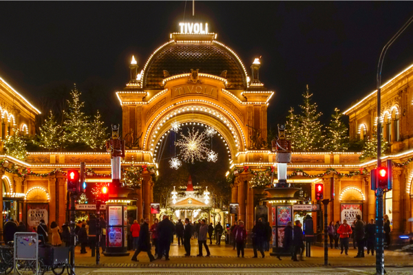 Eingang zum Weihnachtsmarkt Tivoli in Kopenhagen