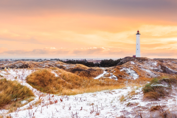 Leuchtturm im Winter an der Nordseeküste in Dänemark