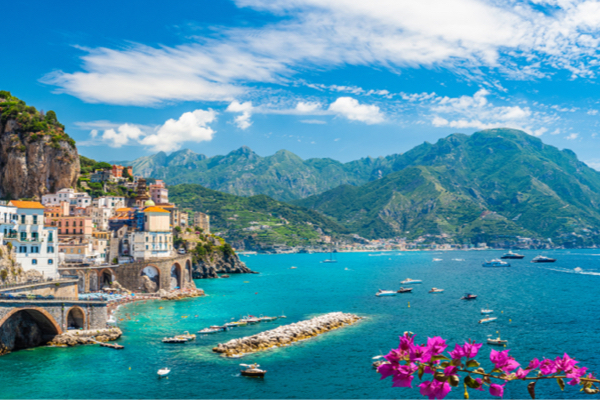 Blick auf das Meer an der Amalfiküste in Italien