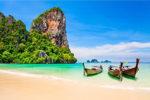 Boote am Strand in Thailand