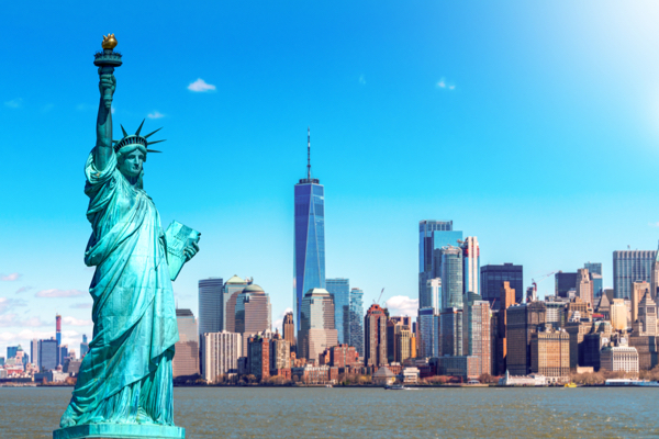 Freiheitsstatue und Skyline von New York