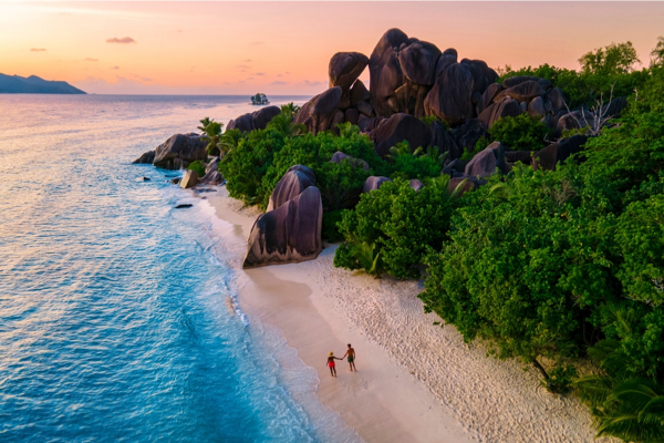 Tropischer Strand der Insel La Digue 
