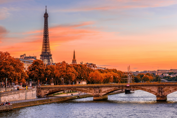 Eiffelturm in Paris bei Sonnenuntergang