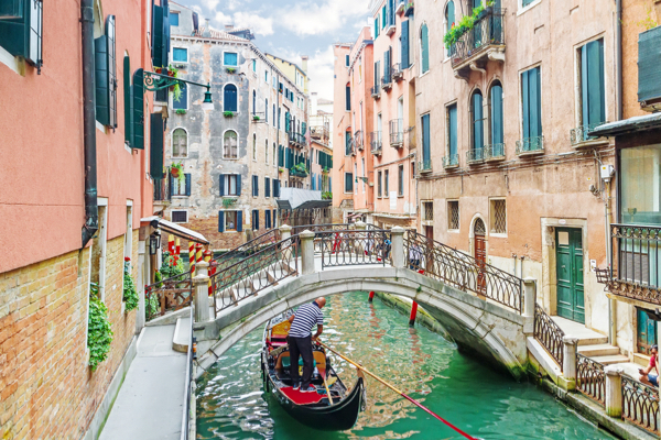 Gondel auf einem Kanal in Venedig