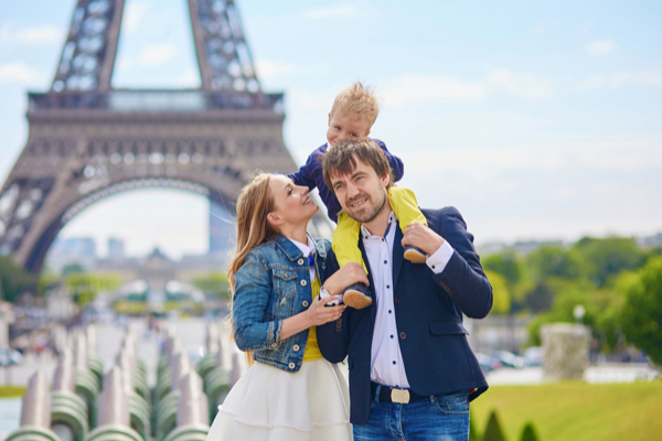 Familie vor dem Eiffelturm