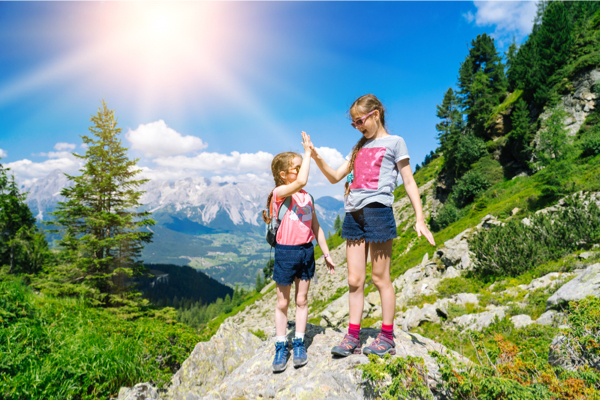 Kinder auf einem Berg in Österreich