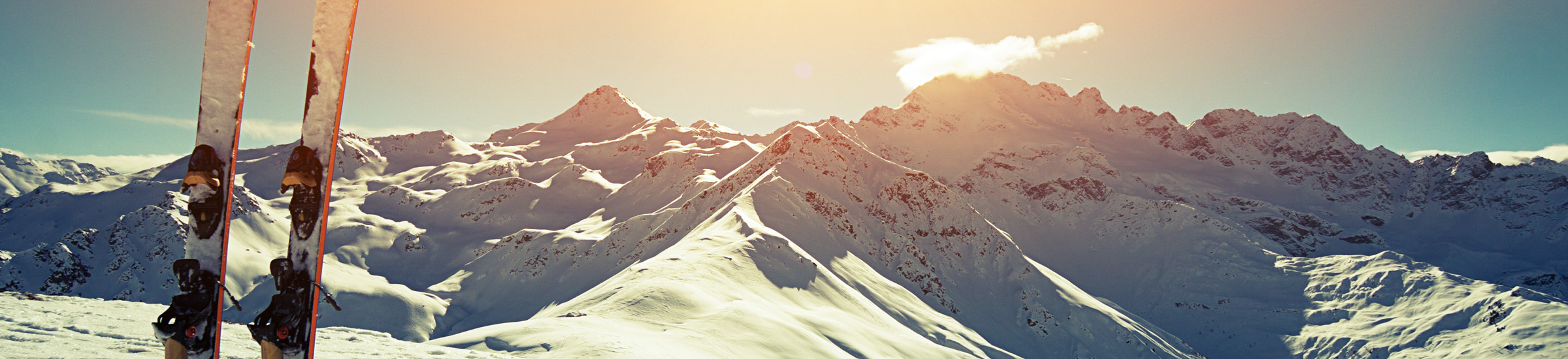 Skier im Schnee mit Bergpanorama