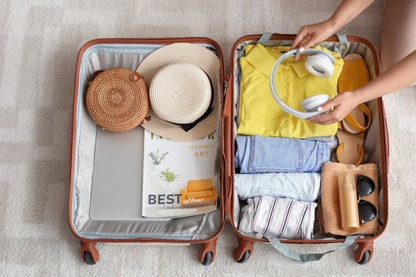 Offener gepackter Koffer für den Urlaub
