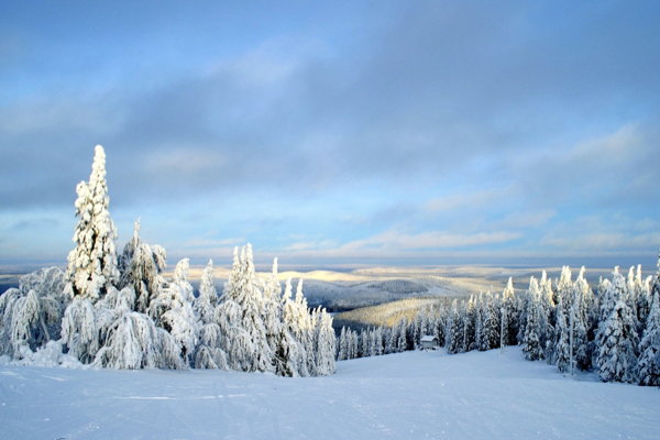Verschneite Skipiste in Schweden