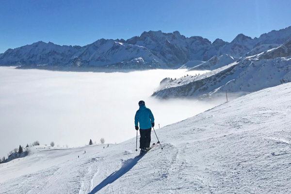 Skifahrer auf der Piste in Garmisch-Partenkirchen