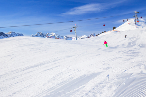 Skipiste in Oberstdorf mit Lift im Hintergrund