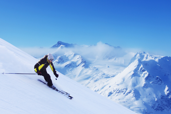 Skifahrer fährt die Piste herunter in Solden in Österreich
