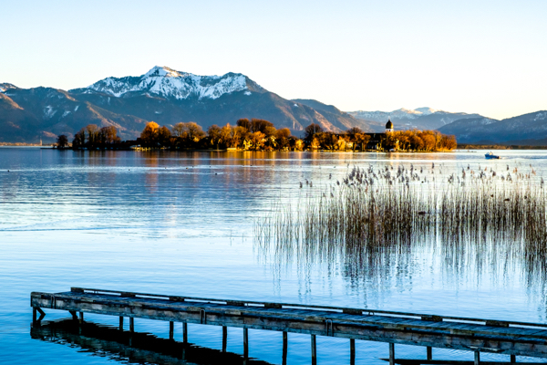 Chiemsee in Bayern mit Bergpanorama