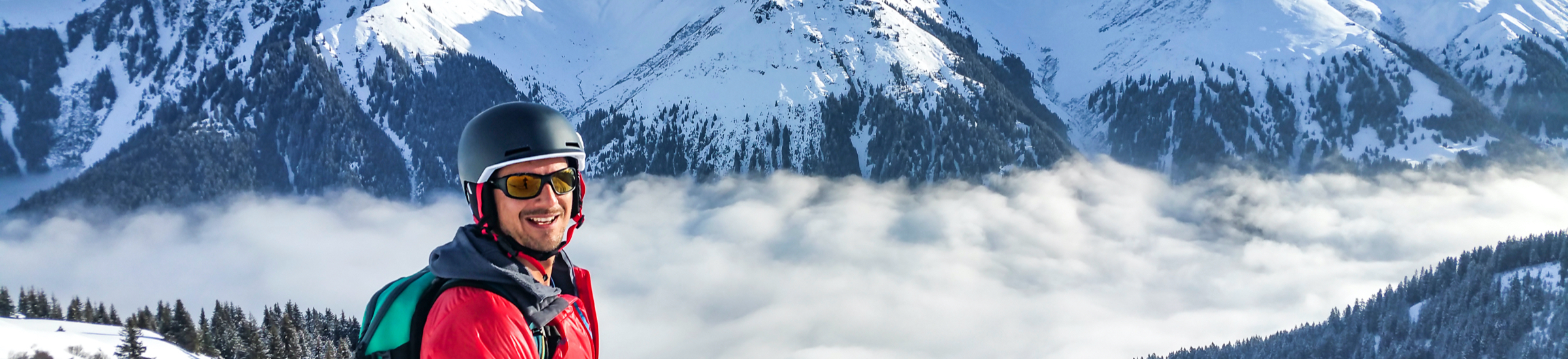 Skifahrer in Bayern mit Bergpanorama