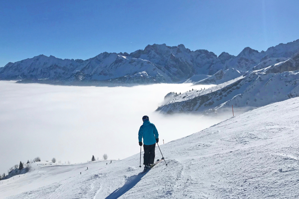 Skifahrer auf einer Skipiste in Garmisch-Partenkirchen
