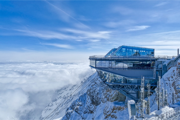 Seilbahnstation der Zugspitze mit Bergpanorama